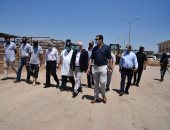 محافظ بورسعيد يتفقد محطة تسمين الماشية استعدادا لعيد الأضحى.. صور