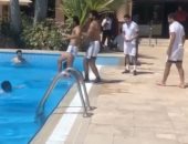 شاهد.. وصلة هزار بين أحمد أيمن منصور والمهدى سليمان فى حمام السباحة