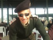 كلنا جيش مصر .." محمد" من محافظة القاهرة يشارك صورته بالزى العسكرى