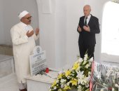 قيس سعيد يزور قبر السبسى فى الذكرى الأولى لرحيل الرئيس التونسى .. فيديو