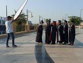 صور.. طالبات بالأقصر يحتفلون بالتخرج على طريقتهم الخاصة بكورنيش النيل