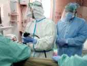 إجراء منظار لحالة حرجة لمسن من مصابى كورونا بحميات الزقازيق.. صور