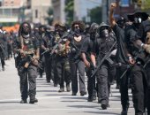 "ميليشيات ضد العنصرية".. أمريكيون سود يحملون السلاح فى مسيرة بمدينة لويفيل