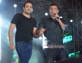 عمرو دياب يروج لأغنيته الجديدة "كتر من قُربك" بتوقيع تامر حسين وعزيز الشافعى