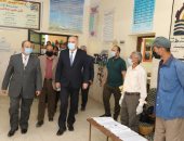 صور.. محافظ قنا يطمئن على الإجراءات الإحترازية بلجان الثانوية الفنية