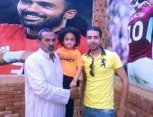 والد أحمد المحمدى: سعيد ببقاء أستون فيلا بالدوري الإنجليزي وهنأت ابنى بعد المباراة