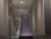 روبوت يقدم المشروبات والخدمات لغرف نزلاء فندق بأمريكا دون تواصل.. فيديو