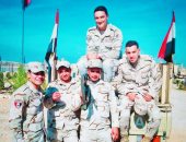 كلنا جيش مصر.. "أحمد" يشارك صحافة المواطن صورته بالزى العسكرى مع زملائه