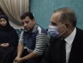 محافظ كفر الشيخ يعد نجل شهيد شباس بمرافقته فى أول يوم دراسى.. صور