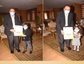 محافظ الشرقية يُكرم الطفلين عمر ونور بمنحهما مكافأة وشهادة لحفظهما القرآن
