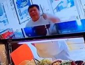 لصوص لكن ظرفاء.. مراهق يقتحم مطعما بسكين من أجل "كيس بطاطس".. فيديو
