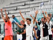 احتفالات عارمة للاعبو يوفنتوس بعد التتويج بلقب الدوري الإيطالي.. فيديو