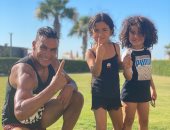 عصام الحضري يستعرض قوته مع أبنائه فى وصلة تدريب صباحية.. صور