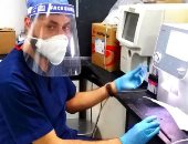 الجيش الأبيض.. "نادى" أخصائى تكنولوجيا المختبرات فى مواجهة كورونا