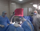 صور.. عملية جراحية وتركيب شريحة بفخذ مصاب بكورونا فى مستشفى الأقصر للعزل 