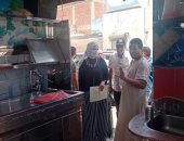 صرف مساعدات مالية وحل 5 شكاوى للمواطنين فى سفاجا.. صور