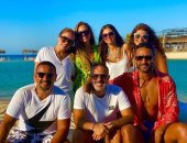 كريم فهمى مع أحمد السقا وزوجته وجمال العدل على البحر: الناس الحلوة.. صور