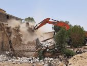 صور.. تنفيذ قرارين تعديات على أملاك الدولة بقريتى البغدادى والحبيل بالأقصر