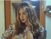 هنا الزاهد تروج لفيلم "الغسالة" بشخصية عايدة في لوك تسعيناتي.. صور