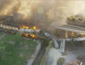 فيديو وصور.. اندلاع حريق هائل بقطار انحرف عن مساره بولاية أريزونا الأمريكية