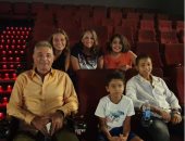 محمود حميدة مع أسرته وحفيده فى العرض الخاص لفيلم "الغسالة".. صور
