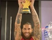 سيرجيو راموس يحمل أغلى الكؤوس التى حصدها مع ريال مدريد فى فيديو على تيك توك