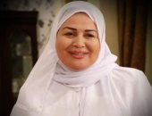 إلهام شاهين تهنئ جمهورها بعيد الأضحى بحجاب أبيض وعباءة