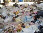 سيبها علينا.. شكوى من انتشار القمامة بشارع الصيادين بالمنصورة