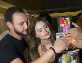 هنادى مهنى تحتفل بعيد ميلادها مع والدها وخطيبها.. فيديو