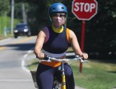 جينيفر لوبيز تظهر بدون خاتم خطوبتها أثناء جولة بالدراجة حول قصرها .. صور