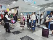 مطار الغردقة الدولى يستقبل الركاب بالحلوى والبلالين احتفالا بالعيد.. صور