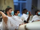 صور.. حجاج بيت الله الحرام يرمون جمرة العقبة فى منى