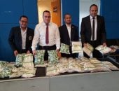 جمارك مطار الغردقة تضبط محاولة تهريب كمية كبيرة من الأدوية.. صور