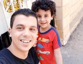 فرحة العيد.. "محمد" يشارك صورته مع ابنه خلال الاحتفال بالعيد في المنصورة