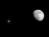 القمر يصل إلى التربيع الأخير الليلة فى ظاهرة مشاهدة بالعين المجردة