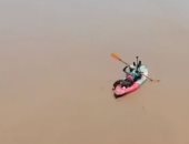 شاب صيني يصطحب كلبه في رحلة صعبة على قارب تجديف لمدة 38 يوما
