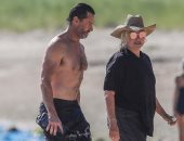 هيو جاكمان يتباهى بلياقته البدنية فى أحدث ظهور مع زوجته على الشاطئ.. صور