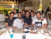 أمير كرارة يتوسط أصدقائه فى سهرة أبيض × أبيض: اللمة الحلوة