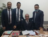 ضبط راكب بمطار القاهرة بحوزته كمية من المواد المخدرة.. صور