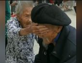 عجوز عمرها 100 عام تغطى عينى زوجها لتهدئة أعصابه أثناء سحب دم منه.. صور