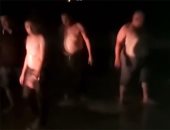 فيديو.. مش خايف عليهم يا حاج.. اسرة تتسلل لشاطئ النخيل ليلا