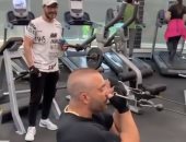 أحمد السقا يمارس تمريناته فى الجيم وزاهر يشاهده بانبهار.. فيديو