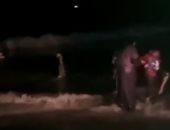 شاهد لحظة تسلل المصطافين إلى شواطئ الإسكندرية رغم قرارات الغلق