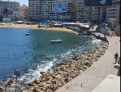 مواطنون يصرون على التسلل لشواطئ الإسكندرية المغلقة رغم حالات الغرق..فيديو