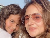 نيللى كريم تستمتع بالبحر مع ابنتها خلال قضاء إجازتها الصيفية.. صور