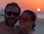 ريهام عبدالغفور تستمتع بغروب الشمس في صورة رومانسية مع زوجها