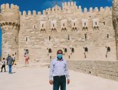 صور.. إقبال متزايد على قلعة قايتباى من المصريين والأجانب رابع أيام العيد