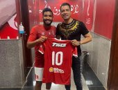 صالح جمعة يهدى حسن شاكوش قميص الأهلى.. والمطرب: أحلى هدية من حبيب قلبى