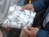 ضبط أدوات تنقية مياه لماركات وهمية وأدوية منتهية الصلاحية بالمنيا.. صور