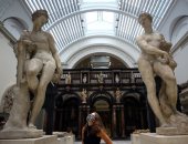 اللمسات الأخيرة لإعادة افتتاح متحف فيكتوريا وألبرت فى لندن بعد شهور  إغلاق كورونا